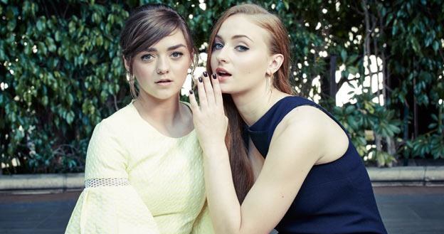 Maisie Williams (L) i Sophie Turner (P) - fot. Emily Shur /The New York Times