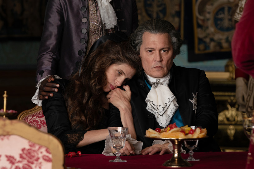 Maiwenn (Jeanne du Barry) i Johnny Depp (Ludwik XV) w filmie "Kochanica króla" /Gutek Film /materiały prasowe