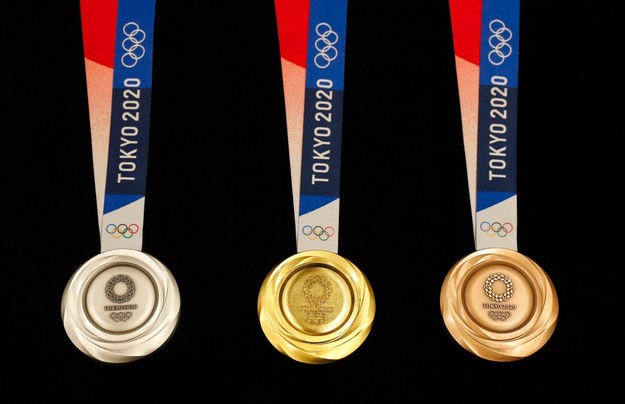 Mają średnicę 85 milimetrów. Na awersie widnieje pięć kół olimpijskich i napis Tokyo 2020, natomiast na rewersie przedstawiona jest grecka bogini zwycięstwa Nike oraz ponownie koła oraz napis - Games of the XXXII Olympiad Tokyo 2020 /KIMIMASA MAYAMA /PAP/EPA