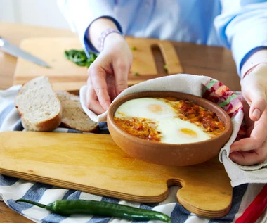 Mają więcej cholesterolu niż jajka. Niepozorny dodatek do kanapek zatyka tętnice