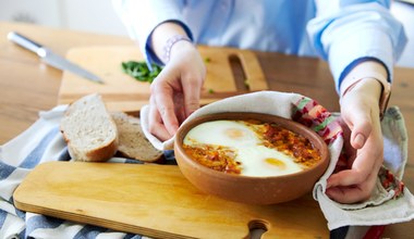 Mają więcej cholesterolu niż jajka. Niepozorny dodatek do kanapek zatyka tętnice