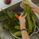 Mają więcej witamin niż bulwa, a trafiają do kosza. Dodaj do zupy, zrób pesto lub podsmaż na maśle