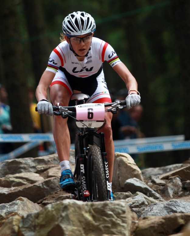 Maja Włoszczowska w wyścigu elity kobiet w zawodach Pucharu Świata w kolarstwie górskim w czeskim Novym Mescie, 25 maja 2014 /Grzegorz Momot /PAP
