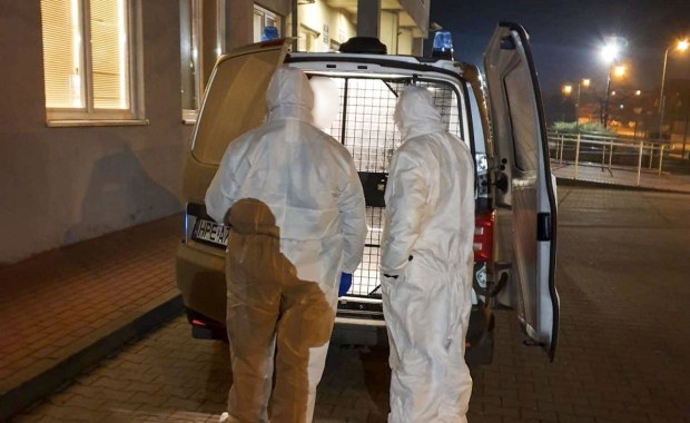 Mając koronawirusa jeździła na zakupy. Zabierała ze sobą mamę