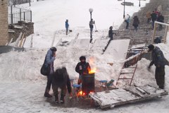 Majdan odbudowuje barykady. Ze śniegu i desek