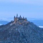 Majestatyczna twierdza położona na szczycie góry. Można stąd dostrzec Alpy