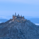 Majestatyczna twierdza położona na szczycie góry. Można stąd dostrzec Alpy