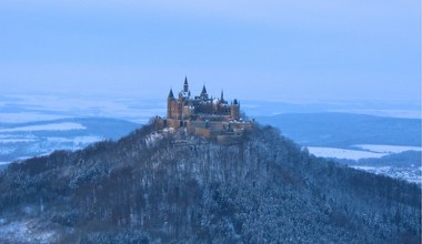 Majestatyczna twierdza położona na szczycie góry. Można stąd dostrzec Alpy