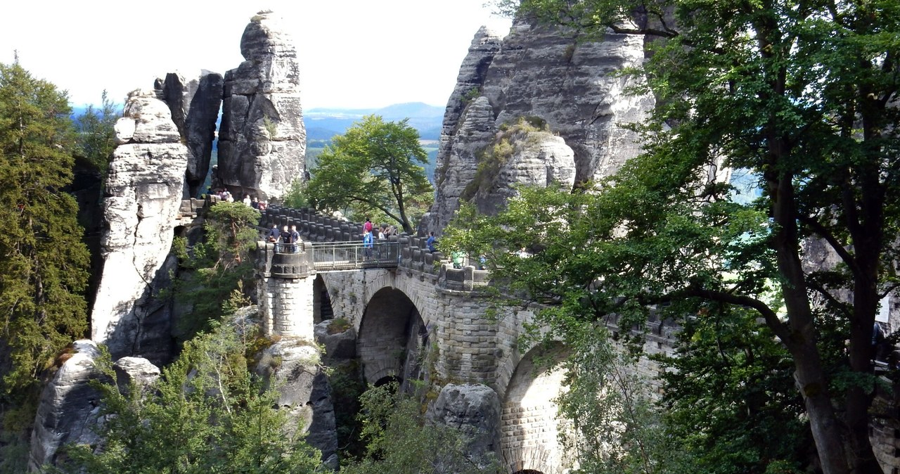 Majestatyczny Most w Bastei w Szwajcarii Saksońskiej leży 100 km od granicy polsko-niemieckiej /Mariusz Grzelak/REPORTER /East News