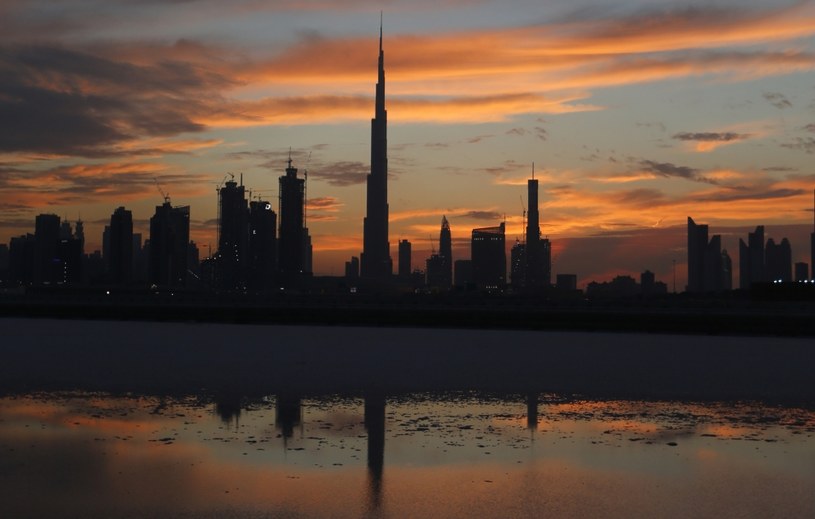 Majestatyczny wieżowiec Burdż Chalifa (wysokość - 829 metrów) i panorama Dubaju /AFP