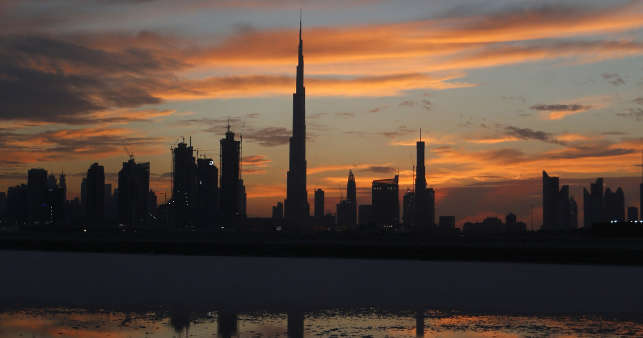 Majestatyczny wieżowiec Burdż Chalifa (wysokość - 829 metrów) i panorama Dubaju /AFP