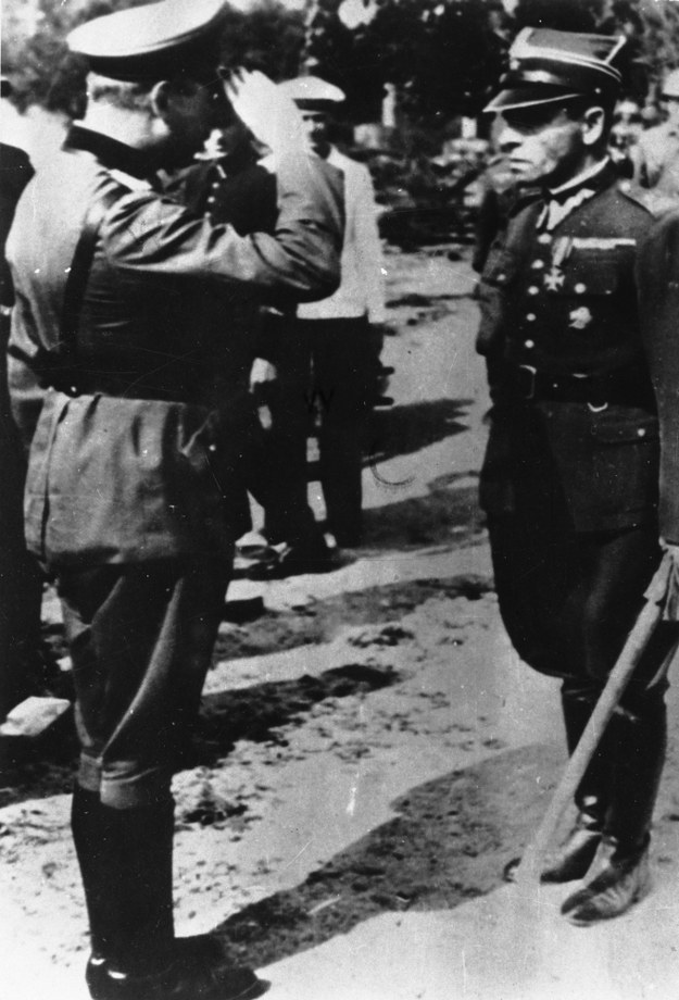 Major Henryk Sucharski, dowódca załogi Westerplatte, melduje niemieckiemu gen. Eberhardtowi fakt kapitulacji /PAP/CAF/reprod /PAP