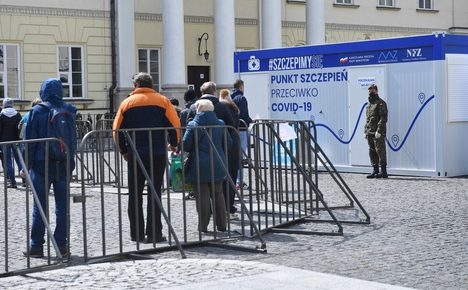 Majówkowa kolejka przed punktem szczepień w Warszawie /Radek  Pietruszka /PAP
