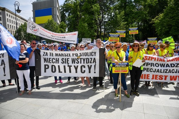 Majowy protest pięlęgniarek przed Sejmem w Warszawie /Radek Pietruszka /PAP