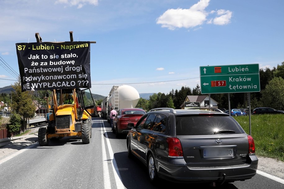 Majowy protest podwykonawców budowy odcinka drogi S7 Lubień-Naprawa na zakopiance /Grzegorz Momot /PAP