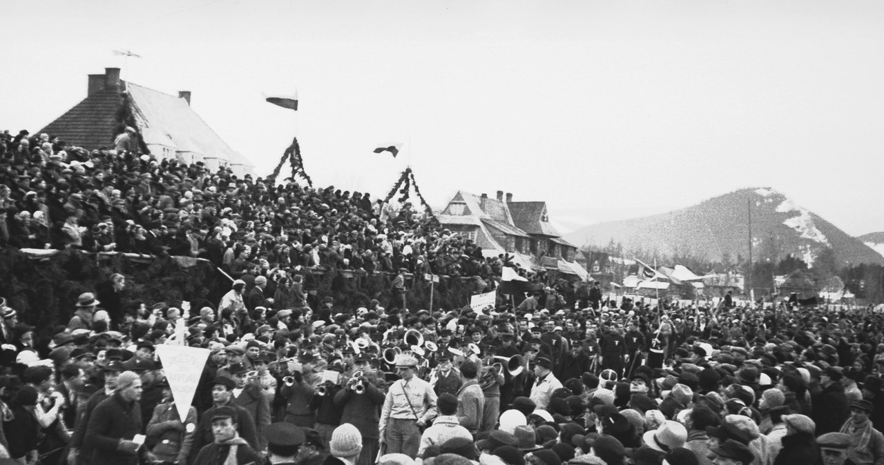 Makabiada 1933 w Zakopanem. Tłum kibiców na ceremonii otwarcia zawodów /Z archiwum Narodowego Archiwum Cyfrowego