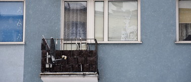 Makabra w Iławie. Oba noworodki, które znaleziono na balkonie, urodziły się żywe