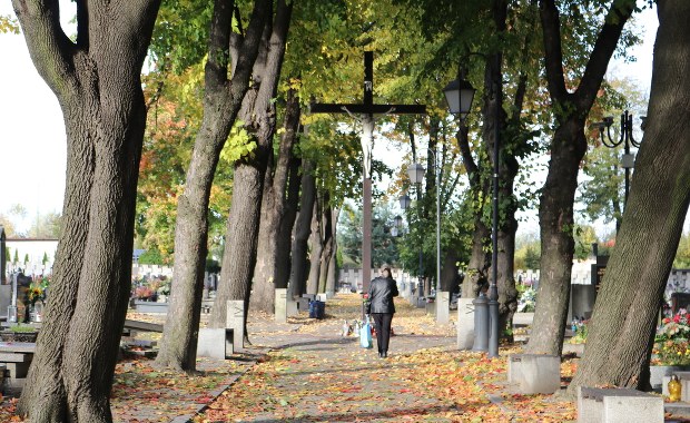 Makabryczna zbrodnia w Tychach. 40-latek na cmentarzu czekał na policję