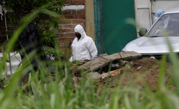 Makabryczne odkrycie. Masowy grób za domem byłego policjanta