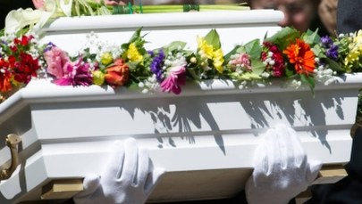 Makabryczne odkrycie na cmentarzu – rozkopany grób i spalona dziecięca trumna