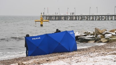 Makabryczne odkrycie na plaży w Gdyni Orłowie. Znaleziono ciało kobiety