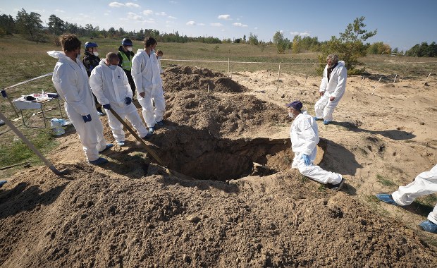 Makabryczne odkrycie w Łymanie. "W zbiorowych grobach leżą całe rodziny" [RELACJA]