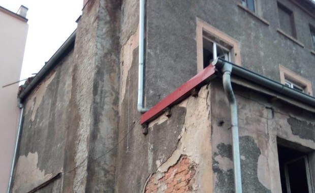 Makabryczne odkrycie w Międzyborzu: Martwa matka, przy jej ciele płaczące dzieci