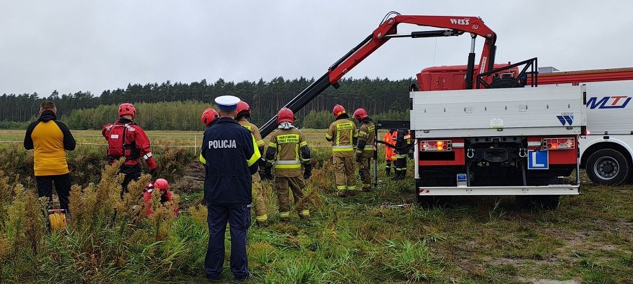 Makabryczne odkrycie w stawie w Drobnicach. /KPP WIeluń /