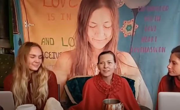 Makabryczne odkrycie: Zmumifikowana "Matka bóg" ozdobiona lampami choinkowymi