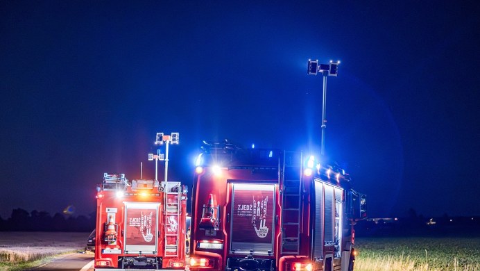 Makabryczny wypadek. Auto wbiło się w kłody drewna, zginęła 11-latka