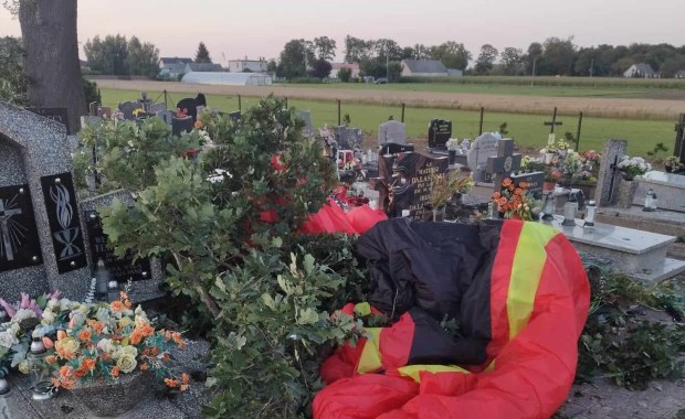 Makabryczny wypadek. Motoparalotniarz spadł na cmentarz, nie przeżył
