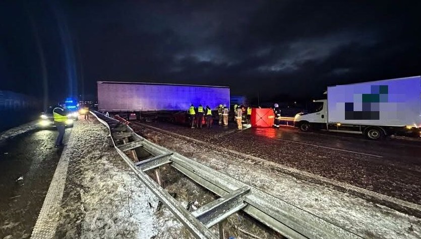 Makabryczny wypadek na S8. Auto wbiło się w ciężarówkę