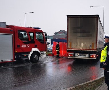 Makabryczny wypadek. "Tir" ciągnął kobietę przez 1,5 km