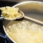 Makaron kipi w czasie gotowania? Połóż to na garnku, a rozwiążesz problem