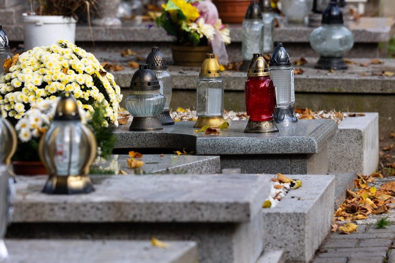 Makaron na cmentarzu? Wiemy już, dlaczego ludzie go biorą