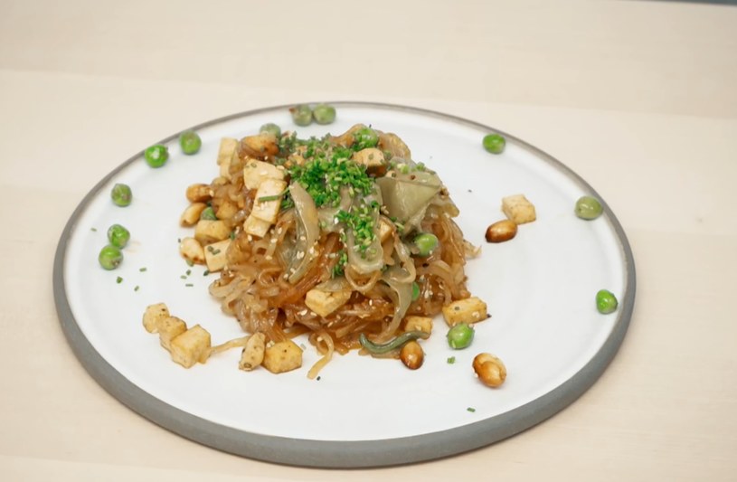 Makaron ryżowy smażony z fasolką szparagową i tofu /Polsat