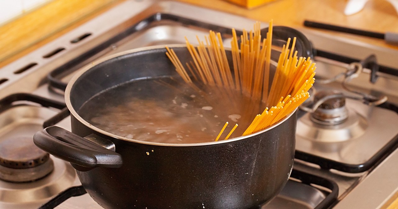 Makaron spaghetti przyda ci się nie tylko do jedzenia /123RF/PICSEL