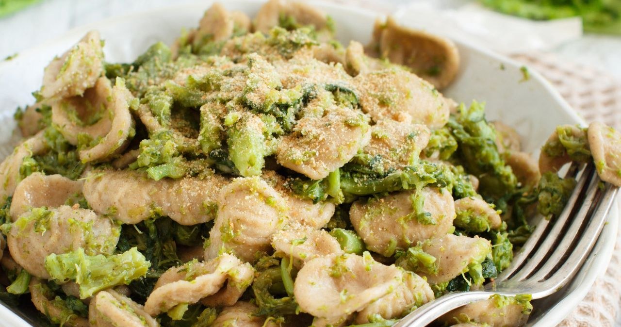 Makaron z Bari to słynne, niewielkie orecchiette. Warto je kupić od tzw. orrechietterek - Włoszek wyrabiających je na ulicy /katrinshine /123RF/PICSEL