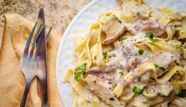 Makaron z kurczakiem w takim sosie smakuje wybitnie. Obiad, który przygotujesz w moment