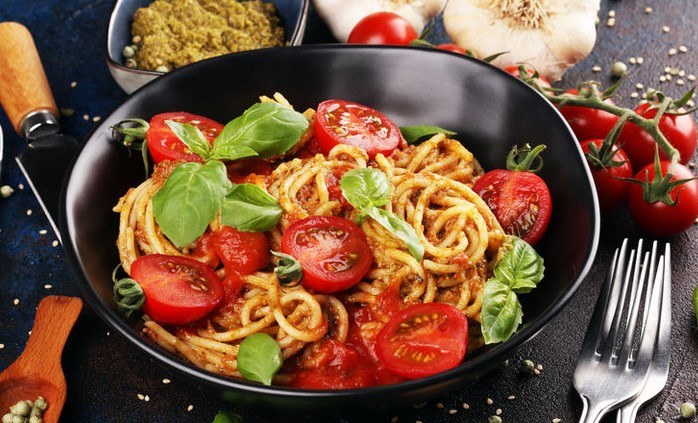 Makaron z sosem pomidorowym możesz "doprawić" serem i pomidorkami koktajlowymi /123RF/PICSEL