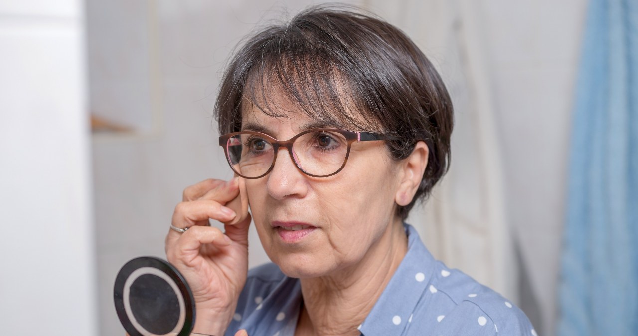Makijaż a zmarszczki – czy make-up naprawdę postarza skórę? Poznaj fakty! /123RF/PICSEL