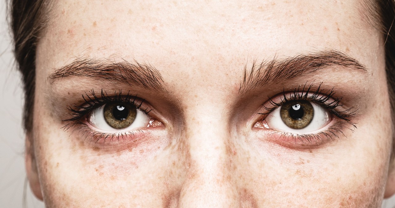 Makijaż dla opadającej powieki nie wymaga dużego doświadczenia. Liczy się przede wszystkim świadomość, w którym miejscu umieścić cień. /123RF/PICSEL