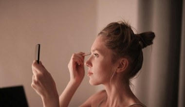 Makijaż “no-makeup” dla cery problematycznej. Jak zakryć niedoskonałości, ale nie przeciążyć skóry?