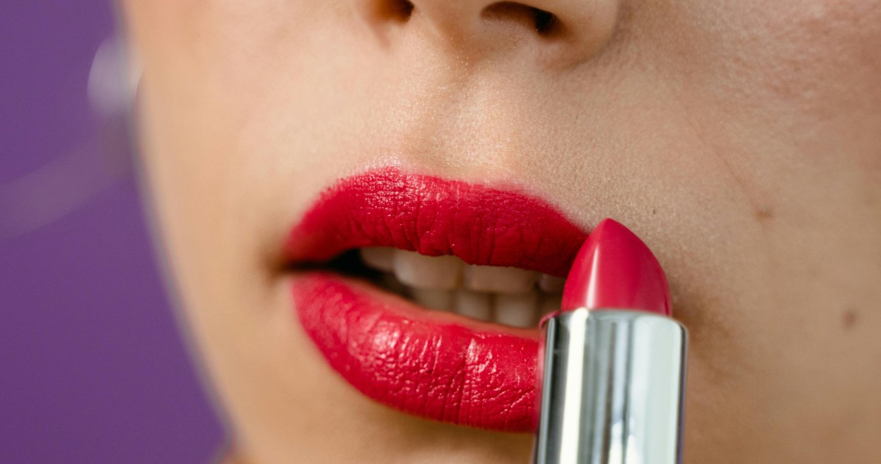 Makijaż ust wygląda o wiele lepiej po prostym 2-minutowym rytuale /MART PRODUCTION /pexels.com