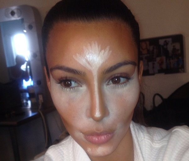 Makijażowe sztuczki rozświetlające twarz /Instagr.am / Kim Kardashian /Styl.pl