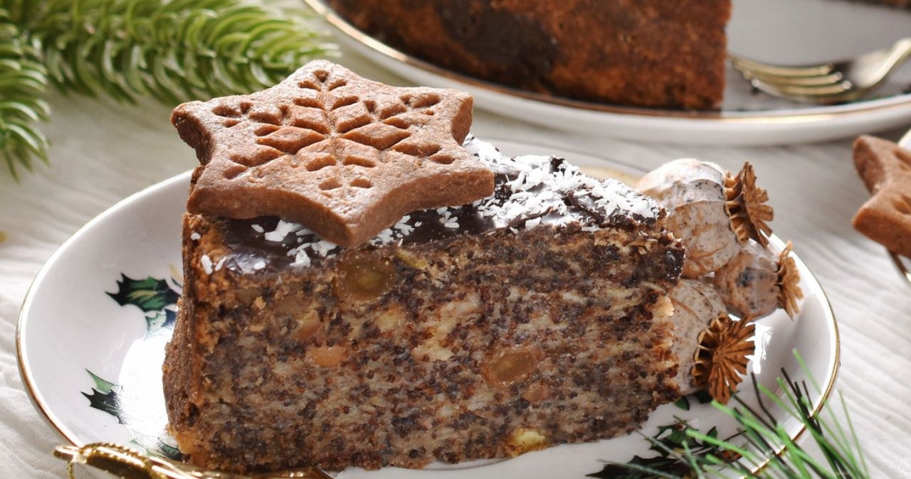 Makowiec z jabłkami to ciasto, które pozostaje wilgotne na długo /teresaterra /123RF/PICSEL