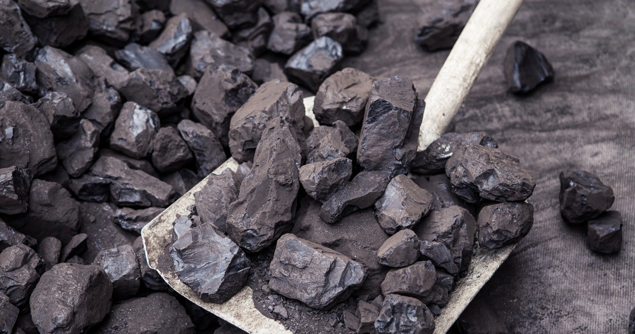 Maksymalna cena tony węgla sprzedawanego przez gminy ma wynosić 2 tys. zł. /123RF/PICSEL