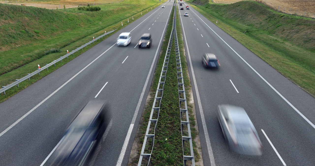 Maksymalna dopuszczalna prędkość na autostradach w Polsce to 140 km/h (jeśli znaki nie stanowią inaczej) /Wojciech Stróżyk /Reporter