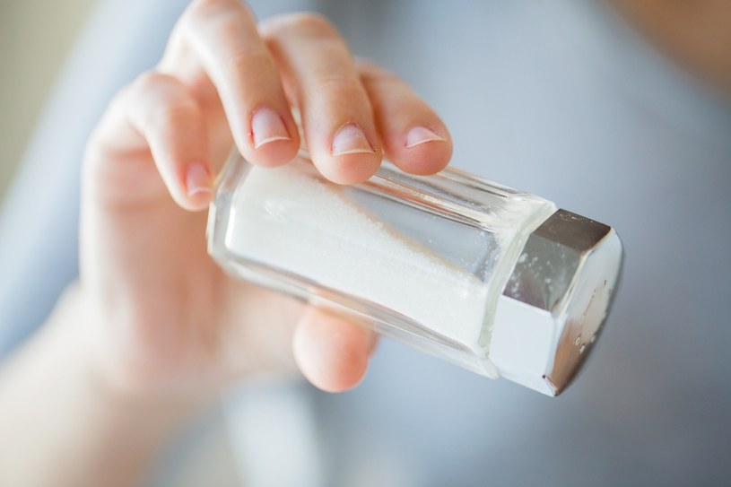Maksymalna dzienna dawka soli zalecana przez ŚwiatowOrganizację Zdrowia to 5 g, czyli płaska łyżeczka soli, która równoznaczna jest z około 10 szczyptami /123RF/PICSEL