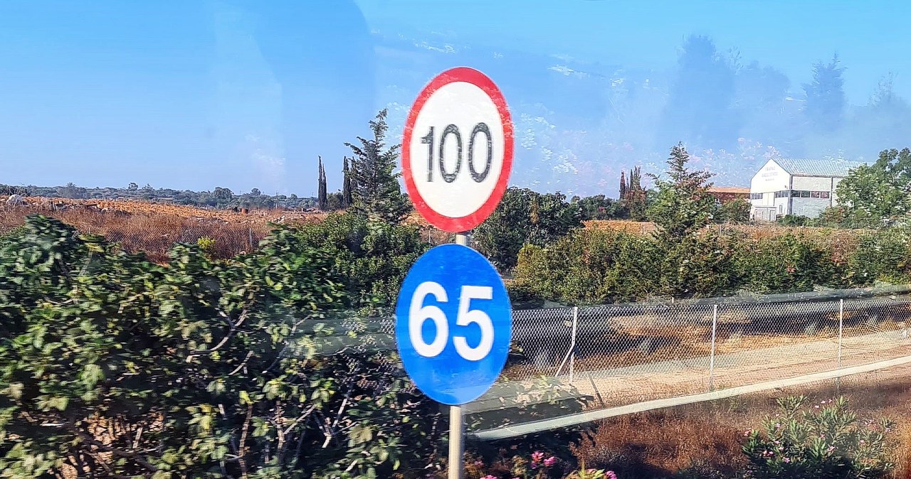 Maksymalnie 100 km/h ale nie mniej niż 65 km/h! /INTERIA.PL